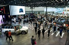 <b>肩背腰臀的全域深度贴合</b>